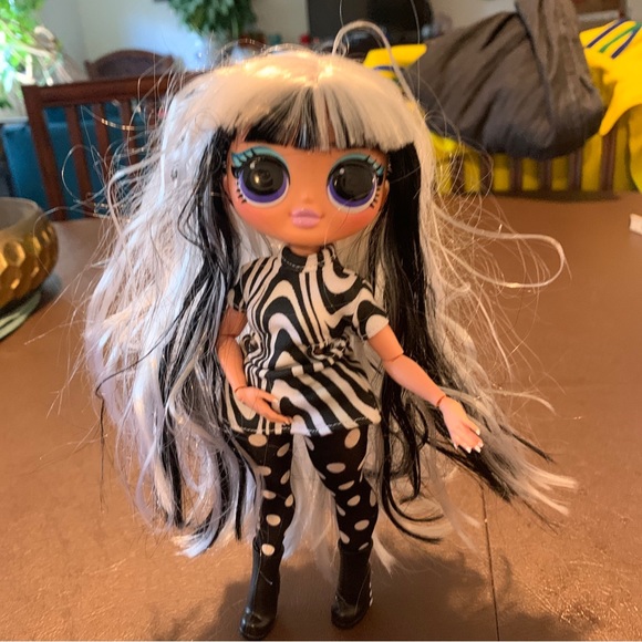 LOL Surprise OMG Movie Magic Studio Rough Dude Fashion Doll + B&W Hair. - Picture 2 of 4